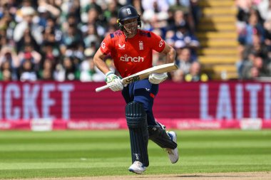 İngiltere 'den Jos Buttler, 25 Mayıs 2024' te İngiltere 'nin Pakistan' a karşı Edgbaston, Birmingham 'da oynadığı Vitality T20 Serisi maçında kale arasında koşuyor. 