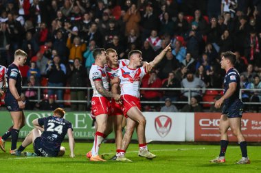 St. Helens takımından Jack Welsby, 24 Mayıs 2024 'te St Helens-Leeds Stadyumu' nda oynanan 12. Betfred Süper Lig karşılaşmasında denemesini kutluyor. 
