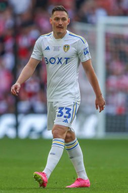 Leeds United takımından Connor Roberts 26 Mayıs 2024 'te Wembley Stadyumu' nda Leeds United ile Southampton arasındaki play-off final maçında