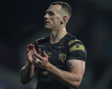 Leopar Leoparlar 'dan Frankie Halton, Betfred Süper Lig 12. raundunda John Smith' in Stadyumu 'nda Huddersfield Giants' a karşı Leigh Leopards maçında, 24 Mayıs 2024 'te oynanan maçtan sonra seyircileri alkışlıyor. 