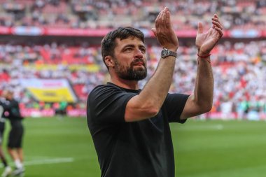 Southampton takımının teknik direktörü Russell Martin, takımının Premier League 'e yükselmesini 26 Mayıs 2024' te Wembley Stadyumu 'nda Leeds United ve Southampton maçında kutluyor.