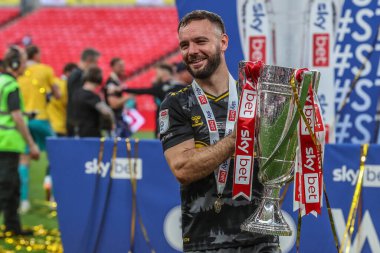 Southampton 'dan Adam Armstrong, 26 Mayıs 2024' te İngiltere 'nin Wembley Stadyumu' nda oynanan Sky Bet play-off final maçında takımı 0-1 kazandıktan sonra kupayı elinde tutuyor.