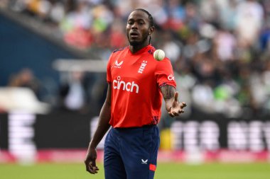 İngiltere 'den Jofra Archer, 25 Mayıs 2024' te İngiltere 'nin Pakistan' a karşı Edgbaston, Birmingham, Birleşik Krallık 'ta oynadığı Uluslararası Vitality T20 Serisi karşılaşmasında bowlinge hazırlanıyor. 