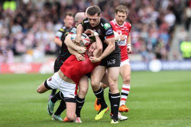 Salford Red Devils takımından Ryan Brierley, Wigan Warriors 'tan Liam Farrell ve Jake Wardle tarafından, Salford Red Devils' e karşı Wigan Warriors maçında, 26 Mayıs 2024 'te, Salford Community Stadyumu, Eccles, İngiltere' de oynanan 12.