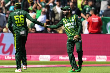 Pakistan 'dan Mohammad Rizwan, Vitality T20 Uluslararası Serisi sırasında İngiltere ve Pakistan' ın Edgbaston, Birmingham, Birleşik Krallık 'ta 25 Mayıs 2024' te oynadıkları maçta İngiliz Moeen Ali 'nin görevden alınmasını kutluyor. 