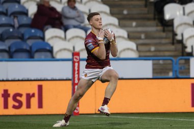 Huddersfield Giants 'tan Sam Halsall, 24 Mayıs 2024' te John Smith Stadyumu 'nda oynanan 12. Betfred Süper Lig karşılaşmasında yüksek topu yakaladı. 