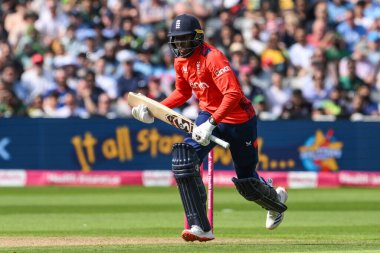 İngiltere 'den Jofra Archer, 25 Mayıs 2024' te İngiltere ve Pakistan 'ın oynadığı Edgbaston, Birmingham' da oynanan Uluslararası Vitality T20 Serisi maçında kale aralarında koşuyor. 