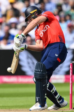 İngiltere 'den Jos Buttler, 25 Mayıs 2024' te İngiltere 'nin Pakistan' a karşı Edgbaston, Birmingham 'da oynadığı Vitality T20 Uluslararası Serisi maçında şut attı. 