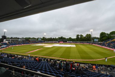 Sofya Bahçeleri Kriket Sahası 'nın genel bir görüntüsü, Vitality T20 Uluslararası Serisi öncesinde yağmur kapakları ile İngiltere - Pakistan maçı, Sophia Gardens Cricket Ground, Cardiff, Birleşik Krallık, 28 Mayıs 2024