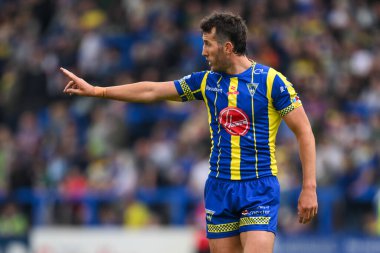 Warrington Wolves 'tan Stefan Ratchford, 1 Haziran 2024' te Halliwell Jones Stadyumu 'nda oynanan Warrington Wolves vs Wigan Warriors maçında takımına talimat verdi.