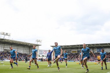 Warrington Wolves 'un oyuncuları maç öncesi ısınma turu boyunca Halliwell Jones Stadyumu, Warrington, Birleşik Krallık, 1 Haziran 2024' te oynanan 13.