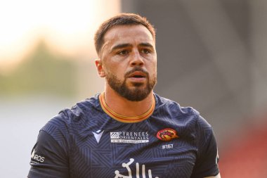 Katalan Ejderhaları 'ndan Matt Ikuvalu, 31 Mayıs 2024' te St Helens - Catalans Dragons maçında oynanan Betfred Süper Lig ön eleme maçında takım talimatlarını veriyor.