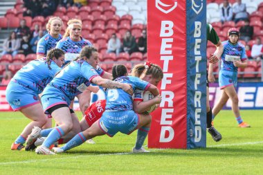 St Helens takımından Vicky Whitfield, 31 Mayıs 2024 'te St Helens' e karşı Wigan Warriors 'un oynadığı Betfred Kadınlar Süper Ligi maçında sahaya çıkıyor.