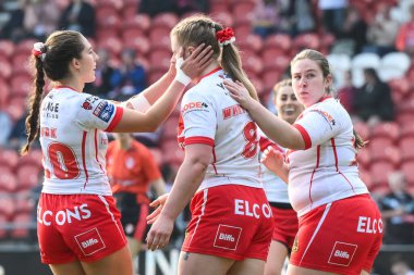 St Helens 'ten Vicky Whitfield, 31 Mayıs 2024' te St Helens vs Wigan Warriors 'a karşı oynanan Betfred Kadınlar Süper Ligi karşılaşmasında denemesini kutluyor.