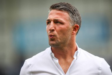 Sam Burgess Warrington Wolves 'un baş antrenörü maç öncesi ısınma turu boyunca Halliwell Jones Stadyumu, Warrington, 1 Haziran 2024' te oynanan 13.