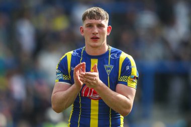 Warrington Wolves takımından Matty Nicholson, 1 Haziran 2024 'te İngiltere' nin Warrington kentinde oynanan 13. Betfred Süper Lig karşılaşması sonrasında seyircileri alkışlıyor.