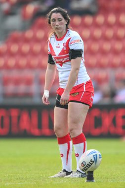 St Helens 'ten Faye Gaskin, 31 Mayıs 2024' te St Helens - Wigan Warriors maçında kaleye vurmaya hazırlanıyor.