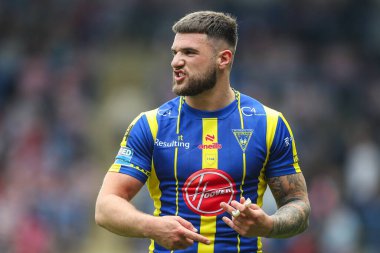 Warrington Wolves 'tan Connor Wrench, 13. Betfred Süper Lig karşılaşmasında takım arkadaşlarına talimat veriyor. Warrington Wolves, Wigan Warriors' a karşı Halliwell Jones Stadyumu, Warrington, İngiltere, 1 Haziran 2024