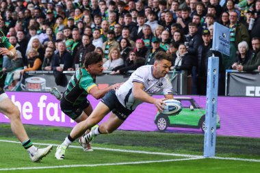 Saracens takımından Alex Lewington 31 Mayıs 2024 'te Franklin' s Gardens, Northampton, İngiltere 'deki Cinch Stadyumu' nda oynanan Gallagher Premiership play-off Northampton Saints-Saracens maçında skoru 16-11 'e çıkardı.