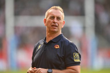 Steve McNamara Katalan Ejderhaları baş antrenörü maç öncesi ısınma maçında, 31 Mayıs 2024 'te St Helens - Catalans Dragons maçında Betfred Süper Lig 13.