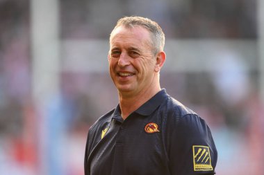 Steve McNamara Katalan Ejderhaları baş antrenörü maç öncesi ısınma maçında, 31 Mayıs 2024 'te St Helens - Catalans Dragons maçında Betfred Süper Lig 13.
