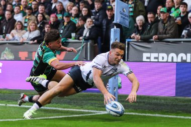 Saracens takımından Alex Lewington 31 Mayıs 2024 'te Franklin' s Gardens, Northampton, İngiltere 'deki Cinch Stadyumu' nda oynanan Gallagher Premiership play-off Northampton Saints-Saracens maçında skoru 16-11 'e çıkardı.