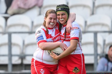 St Helens 'ten Beri Salihi, 31 Mayıs 2024' te St Helens 'e karşı Wigan Warriors' un oynadığı Betfred Bayanlar Süper Ligi karşılaşmasında denemesini kutluyor.