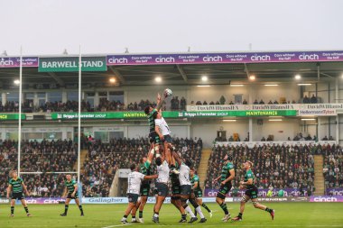 Gallagher Premiership Play-off Northampton Saints ile Northampton Saints arasındaki 31 Mayıs 2024 'te Franklin' s Gardens, Northampton, İngiltere 'deki Cinch Stadyumu' nda oynanan yarı final maçında oyuncular top için mücadele ediyor.