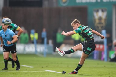 Northampton Saints 'ten Fin Smith 31 Mayıs 2024' te İngiltere 'nin Northampton, Northampton' daki Cinch Stadyumu 'nda oynanan Gallagher Premiership play-off Northampton Saints - Saracens maçında 16-6' lık bir penaltı yaptı.