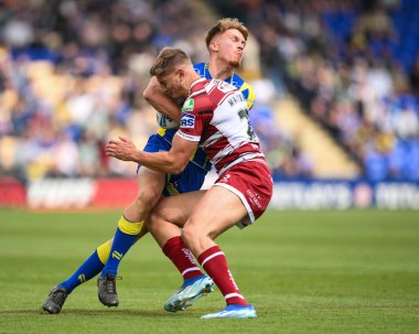 Warrington Wolves 'tan Nolan Tupaea, Wigan Warriors' tan Sam Walters tarafından 1 Haziran 2024 'te Halliwell Jones Stadyumu' nda oynanan 13.