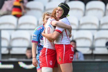 St Helens 'ten Beri Salihi, 31 Mayıs 2024' te St Helens 'e karşı Wigan Warriors' un oynadığı Betfred Bayanlar Süper Ligi karşılaşmasında denemesini kutluyor.