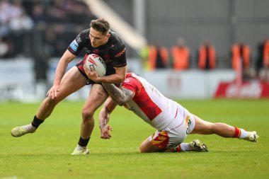 St. Helens takımından Jack Welsby, 31 Mayıs 2024 'te St Helens - Catalans Dragons maçında Katalan Ejderhaları' ndan Tariq Sims ile karşılaştı.