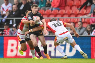 St. Helens takımından Mark Percival, 31 Mayıs 2024 'te St Helens - Catalans Dragons maçında Katalan Ejderhaları' ndan Julian Bousquet ile karşılaştı.