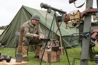 Duxford Yaz Hava Gösterisi 'nde bir canlandırma yapıldı: IWM Duxford, Duxford, İngiltere, 1 Haziran 2024' te D-Day 80