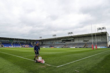 Yer personeli, 1 Haziran 2024 'te İngiltere' nin Warrington şehrinde oynanan Halliwell Jones Stadyumu 'nda oynanan 13.