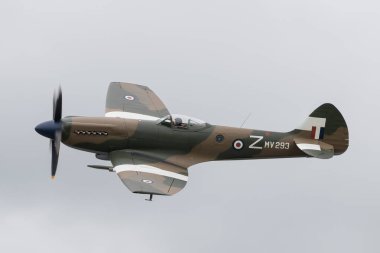 Supermarine Spitfire FR Mk XIV, Duxford Yaz Hava Şovu sırasında: IWM Duxford, Duxford, Birleşik Krallık, 1 Haziran 2024 'te D-Day 80' de bir geçiş gerçekleştirdi.