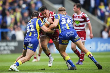 Tyler Dupree, Warrington Wolves 'tan Sam Powell ve Warrington Wolves' tan Nolan Tupaea tarafından oynanan Betfred Süper Lig 13. Raundu 'nda Warrington Wolves, Wigan Warriors' a karşı Halliwell Jones Stadyumu, Warrington, İngiltere, 1 Haziran 2024 'de oynanan karşılaşmada yenildi.