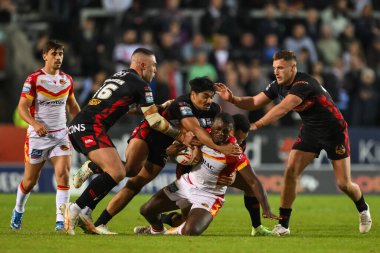 Katalan Ejderhaları 'ndan Jordan Dezaria, St. Helens' ten James Bell ve St. Helens 'ten Moses Mbye tarafından 31 Mayıs 2024' te St Helens - Catalans Dragons maçında yenildi.