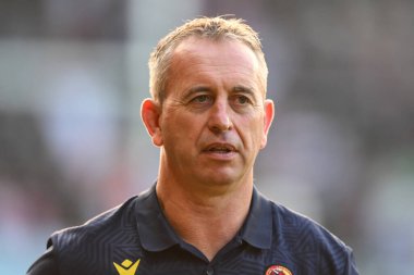 Steve McNamara Katalan Ejderhaları baş antrenörü maç öncesi ısınma maçında, 31 Mayıs 2024 'te St Helens - Catalans Dragons maçında Betfred Süper Lig 13.