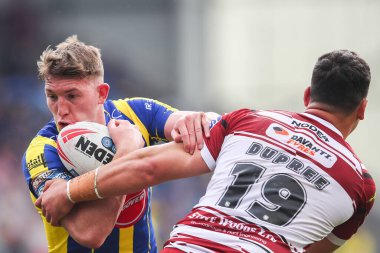 Warrington Wolves 'tan Matty Nicholson, Wigan Warriors' tan Tyler Dupree tarafından 1 Haziran 2024 'te Halliwell Jones Stadyumu' nda oynanan 13.