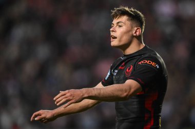 St. Helens 'ten Jack Welsby takımına, 31 Mayıs 2024' te St Helens ve Catalans Dragons 'un oynadığı Betfred Süper Lig maçında talimat veriyor.