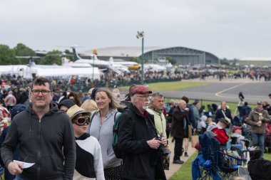 Ziyaretçi izleyiciler, Duxford Yaz Hava Gösterisi 'nden önce havaalanında toplanıyor: IWM Duxford, Duxford, İngiltere, 1 Haziran 2024