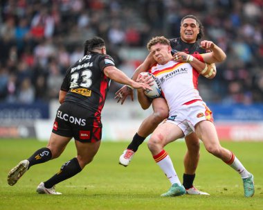 Katalan Ejderhaları 'ndan Matthieu Laguerre, 31 Mayıs 2024' te St Helens - Catalans Dragons maçında St. Helens maçında St. Helens 'li Sione Matautia tarafından yenildi. 