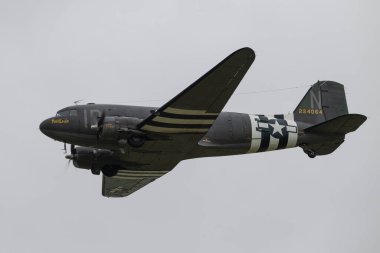 C-47 Skytrain Placid Lassie, Duxford Yaz Hava Şovu sırasında IWM Duxford, Duxford, Birleşik Krallık 'ta 1 Haziran 2024' te geçer.