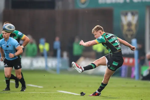 stock image Fin Smith of Northampton Saints scores a penalty to make it 16-6 during the Gallagher Premiership Play-off Semi-final match Northampton Saints vs Saracens at Cinch Stadium at Franklin's Gardens, Northampton, United Kingdom, 31st May 2024