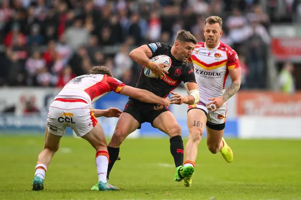 St. Helens takımından Tommy Makinson, 31 Mayıs 2024 'te St Helens - Catalans Dragons maçında Katalan Ejderhaları takımından Matthieu Laguerre ile karşılaştı.