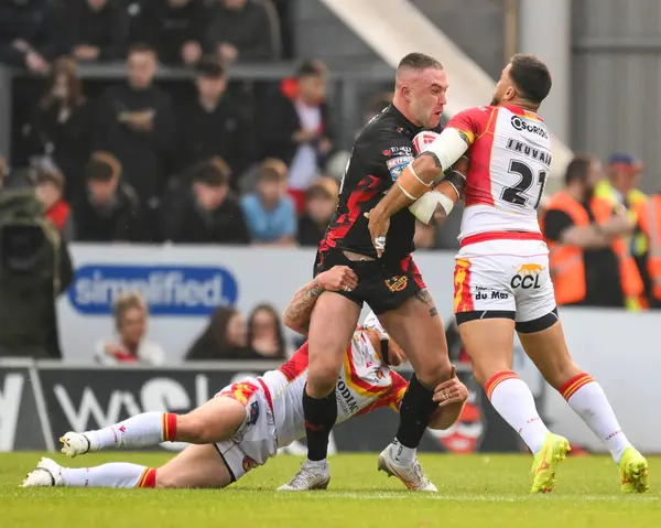 St. Helens 'ten Curtis Sironen, 31 Mayıs 2024' te St Helens - Catalans Dragons maçında Katalan Ejderhaları 'ndan Matt Ikuvalu ile karşılaştı.