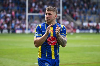 Warrington Wolves 'tan Sam Powell, 1 Haziran 2024' te İngiltere 'nin Warrington kentinde oynanan 13. Betfred Süper Lig karşılaşmasında taraftarları alkışlıyor.