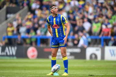 Warrington Wolves takımından Stefan Ratchford, 1 Haziran 2024 'te Halliwell Jones Stadyumu' nda oynanan 13. Warrington Wolves vs Wigan Warriors karşılaşmasında gol atmaya hazırlanıyor.