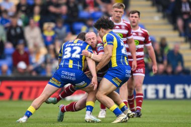 Liam Marshall, Warrington Wolves 'tan Sam Powell ve Warrington Wolves' tan Lucas Green tarafından 1 Haziran 2024 'te Halliwell Jones Stadyumu' nda oynanan 13.